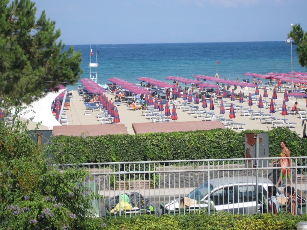 B&B Baia Delle Sirene Giardini Naxos Ruang foto